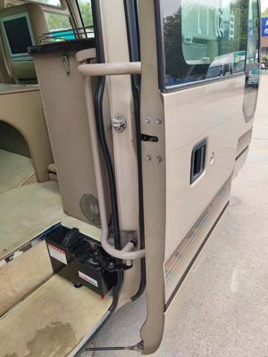 23 zitplaatsen Gebruikte bus met handgeschakelde vergrendelingsraam