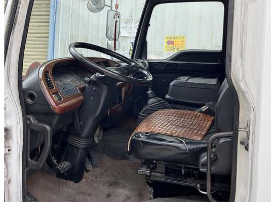 6 banden Diesel gebruikte zware vrachtwagens LHD stuurpositie met 3 zitplaatsen