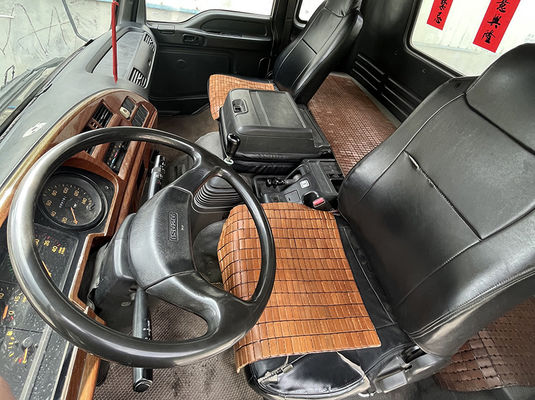6 banden Diesel gebruikte zware vrachtwagens LHD stuurpositie met 3 zitplaatsen