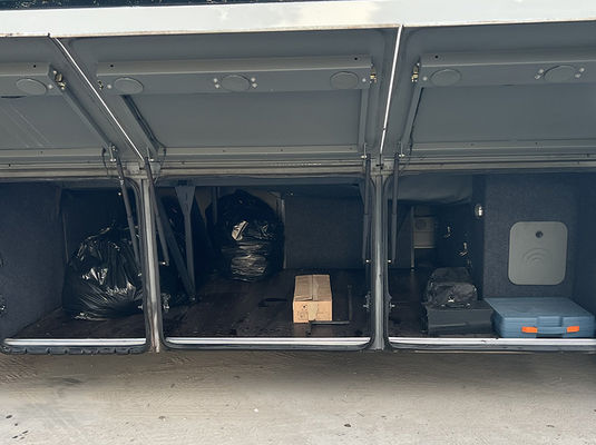 Handmatig gebruikte passagiersbus 47 zitplaatsen tweedehands grote intercitybus