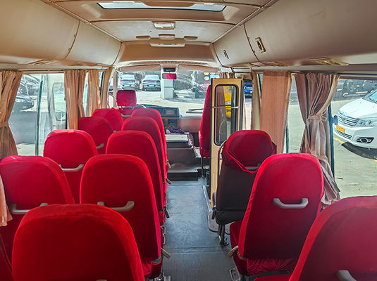 23 zitplaatsen Toyota Coaster tweedehands toerbus met handgeschakelde versnellingsbak