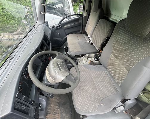 Gebruikte vrachtwagen Isuzu ELF 600p vrachtwagen 4KH1 Dieselmotor en witte carrosserie