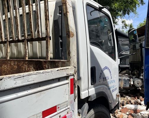Isuzu gebruikt vrachtwagen met 2 deuren Diesel motor vrachtwagen lichte vrachtwagen vrachtwagen