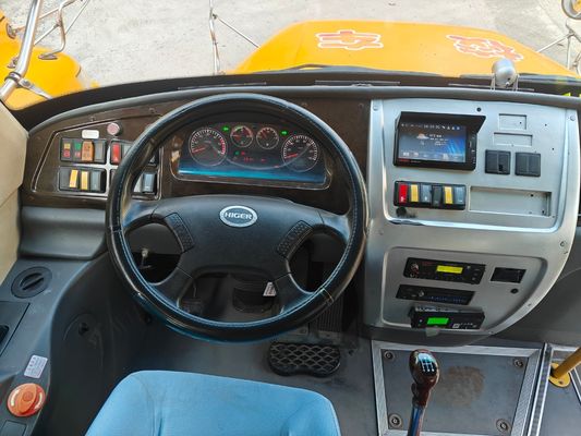 56 Zitplaatsen Dieselmotor LHD KLQ6106XQE4 Gebruikte Schoolbus Gemaakt in China