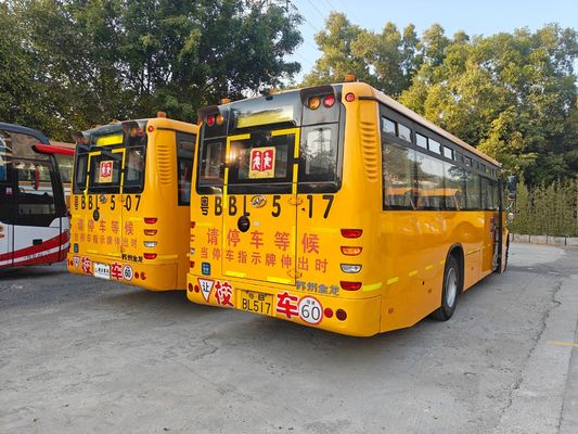 56 Zitplaatsen Dieselmotor LHD KLQ6106XQE4 Gebruikte Schoolbus Gemaakt in China