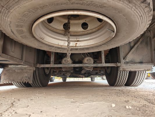 56 zitplaatsen Gebruikte gele schoolbus met rolstoellift en dieselbrandstof