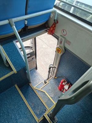Tweedehands bussen van anderhalve verdieping met 57 tot 59 zitplaatsen.