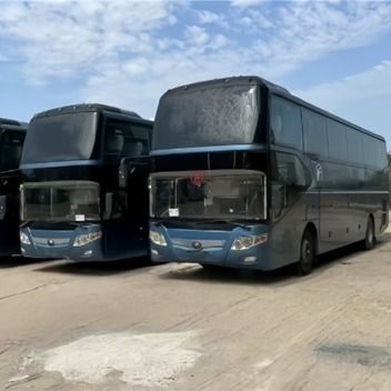 Tweedehands bussen van anderhalve verdieping met 57 tot 59 zitplaatsen.