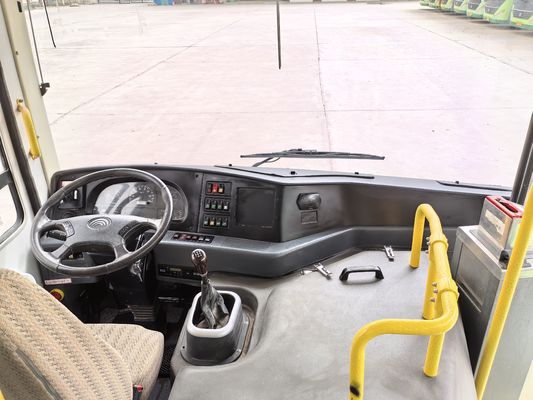 Een tweedehands 8-meter groene dieselbus met links stuur