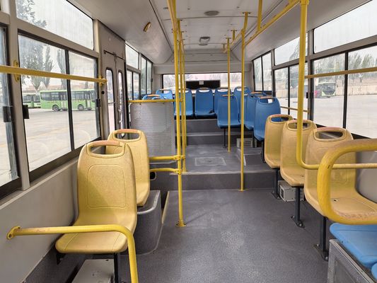 Een tweedehands 8-meter groene dieselbus met links stuur