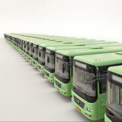 Een tweedehands 8-meter groene dieselbus met links stuur