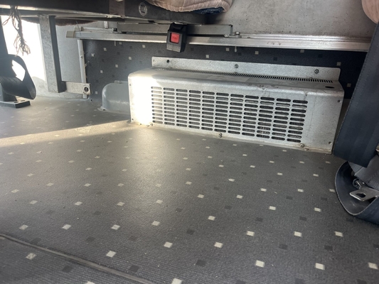 Een tweedehands gele King Long bus met een 63-zits Yuchai motor en handgeschakelde versnellingsbak